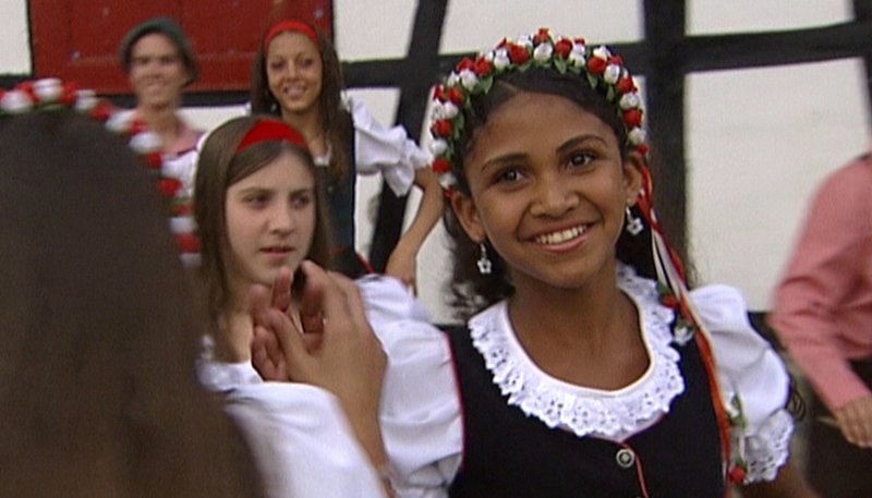 Maedchen in Tracht bei Fest in Colonia Tovar in Venezuela. – Bild: SWR Maedchen in Tracht bei Fest in Colonia Tovar in Venezuela. – Bild: SWR