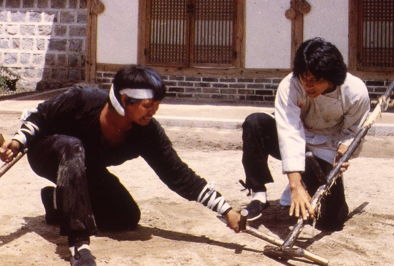Bemerkt beinahe zu spät, wer sich hinter dem Netz von Intrigen verbirgt: Yuen (Jackie Chan, r.) … – Bild: TM & © 2003 by Paramount Pictures Corporation. All Rights Reserved. Lizenzbild frei