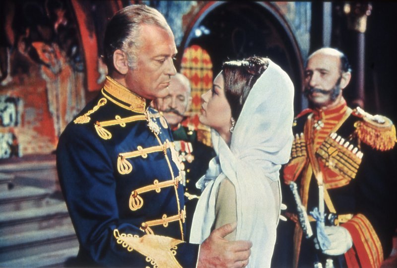 Zar Alexander II. (Curd Jürgens) und die verarmte Prinzessin Katja Dolgoruki (Romy Schneider) haben sich leidenschaftlich verliebt. – Bild: MDR/MDR/Atlasfilm Zar Alexander II. (Curd Jürgens) und die verarmte Prinzessin Katja Dolgoruki (Romy Schneider) haben sich leidenschaftlich verliebt. – Bild: MDR/MDR/Atlasfilm