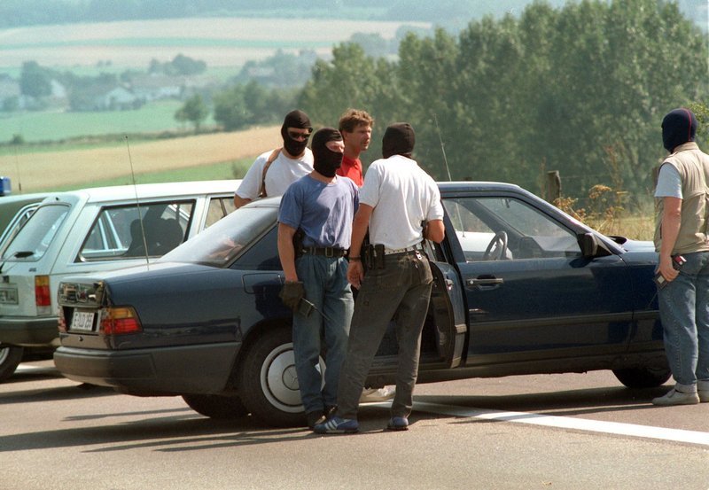 18.8.1988: Das Ende des Gladbecker Geiseldramas, bei dem ein 15-jähriger Junge und eine junge Frau starben. Beamte des SEK nach Beendigung der Geiselnahme. – Bild: WDR