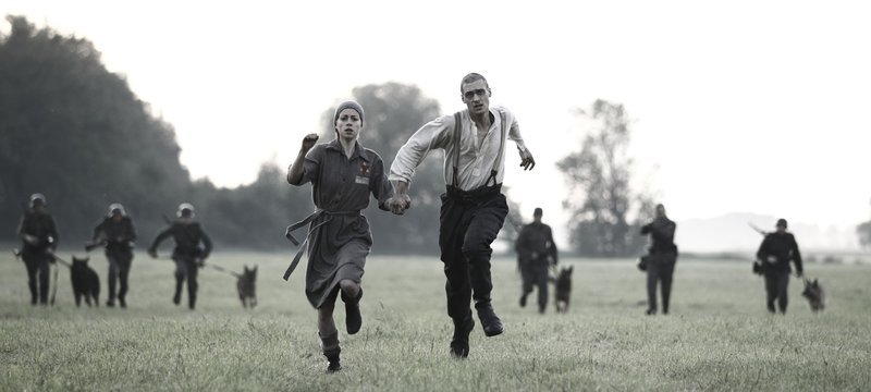 Hannah Silberstein (Alice Dwyer) und Tomasz Limanowsi (Mateusz Damiecki) auf der Flucht. – Bild: NDR/​Tom Trambow