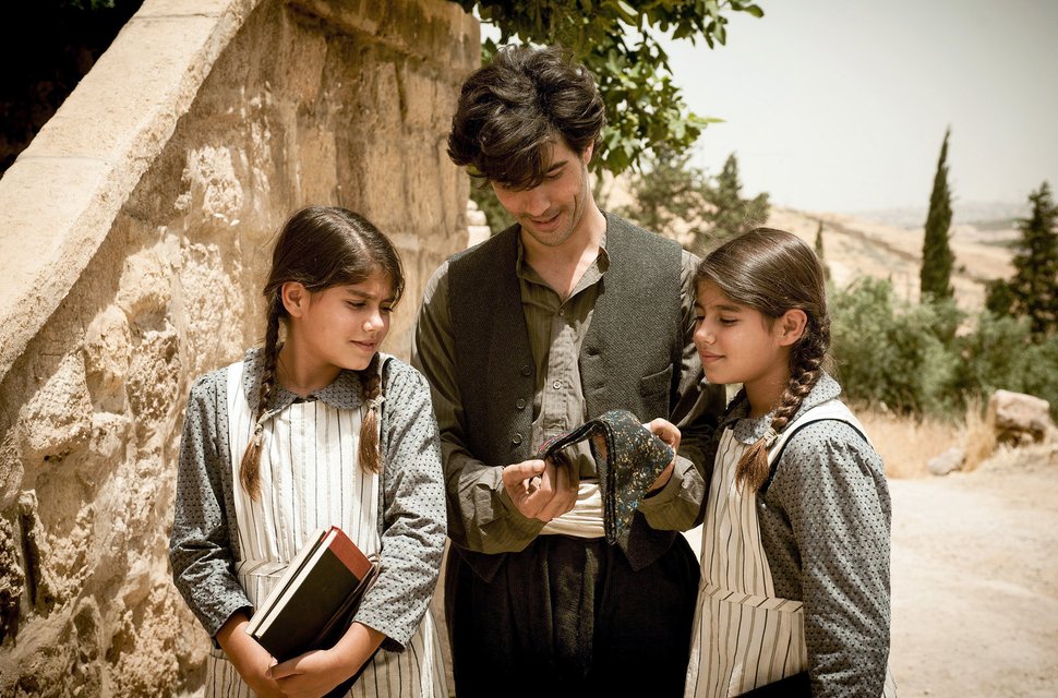 Nazaret (Tahar Rahim) bekommt von seinen Zwillingstöchtern ein Tuch geschenkt, auf das sie seinen Namen gestickt haben. – Bild: NDR/bombero int./Pandora Film Verleih/Gordon Muehle Nazaret (Tahar Rahim) bekommt von seinen Zwillingstöchtern ein Tuch geschenkt, auf das sie seinen Namen gestickt haben. – Bild: NDR/bombero int./Pandora Film Verleih/Gordon Muehle