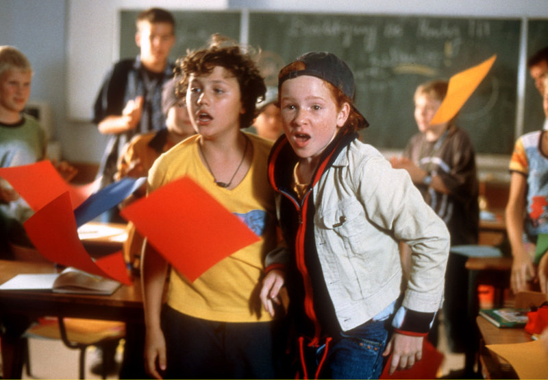 In der Klasse von Mickey (Nick Seidensticker) und Emma (Sarah Hannemann) walten plötzliche übersinnliche Kräfte - hier ist Zauberer Tartov (Pinkas Braun) am Werk, auf der Suche nach seinem Zauberbuch. – Bild: NDR/Studio Hamburg In der Klasse von Mickey (Nick Seidensticker) und Emma (Sarah Hannemann) walten plötzliche übersinnliche Kräfte - hier ist Zauberer Tartov (Pinkas Braun) am Werk, auf der Suche nach seinem Zauberbuch. – Bild: NDR/Studio Hamburg