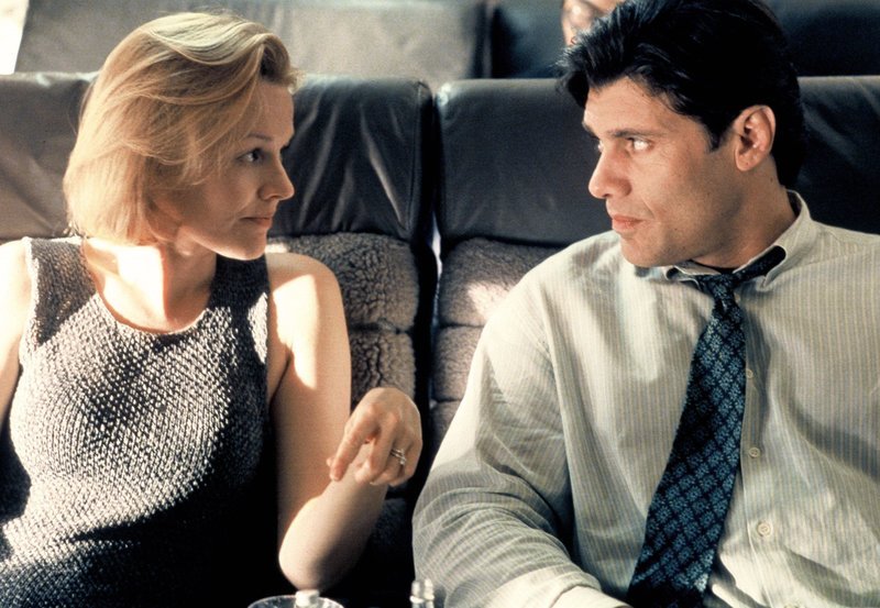 Im Flugzeug lernt Claire (Penelope Ann Miller) den smarten Lou (Steven Bauer) kennen, der sofort anfängt, mit ihr zu flirten. – Bild: ARD Degeto