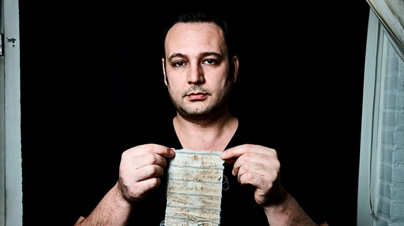 Mansour schrieb auf Stofffetzen seiner Hemden mit Hilfe eines Stücks Hühnerknochen, Rost und seinem eigenen Blut die Namen aller Häftlinge auf. – Bild: PHOENIX/ZDF/Richard Ansett Mansour schrieb auf Stofffetzen seiner Hemden mit Hilfe eines Stücks Hühnerknochen, Rost und seinem eigenen Blut die Namen aller Häftlinge auf. – Bild: PHOENIX/ZDF/Richard Ansett