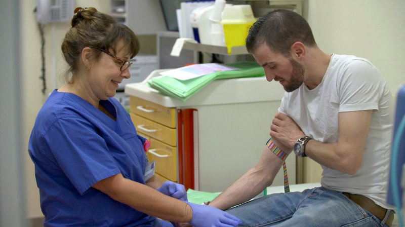 Wie dringend ein Patient behandelt werden muss, ermittelt Krankenschwester Claudia Pieper mittels der ?Triage?-Methode: eigentlich ein System aus der Kriegsmedizin. – Bild: NDR