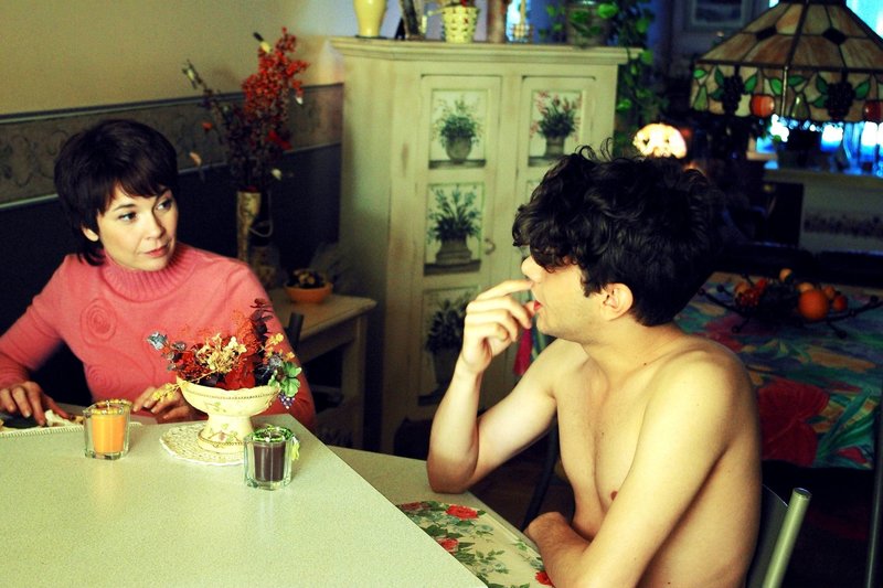 rbb Fernsehen I KILLED MY MOTHER, "J'ai tué ma mère", Spielfilm, Kanada 2009, Buch und Regie Xavier Dolan, am Mittwoch (09.10.13) um 22:45 Uhr. Selbst ein Käsekrümmel im Mundwinkel der Mutter (Anne Dorval) bringt Hubert (Xavier Dolan) auf die Palme. – Bild: rbb/WDR rbb Fernsehen I KILLED MY MOTHER, "J'ai tué ma mère", Spielfilm, Kanada 2009, Buch und Regie Xavier Dolan, am Mittwoch (09.10.13) um 22:45 Uhr. Selbst ein Käsekrümmel im Mundwinkel der Mutter (Anne Dorval) bringt Hubert (Xavier Dolan) auf die Palme. – Bild: rbb/WDR