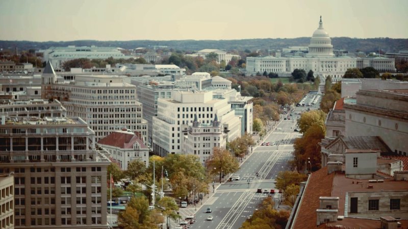Die Pennsylvania Avenue führt vom Weißen Haus zum Kongress. – Bild: ZDF und Pascal Vasselin. Die Pennsylvania Avenue führt vom Weißen Haus zum Kongress. – Bild: ZDF und Pascal Vasselin.
