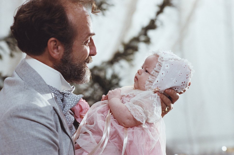 Emilie kehrt mit ihren Kindern in den Schoß der Familie Ekdahl zurück, wo sie ihr drittes Kind zur Welt bringt. Gustav Adolf (Jarl Kulle), der selbst gerade Vater geworden ist, hält anlässlich der Feier eine Lobrede auf das Leben, das man wegen seiner Kürze genießen solle. – Bild: Tobis Film