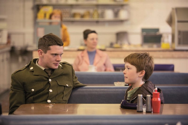 Gary Hook (Jack O’Connell, links) muss seine englische Heimat und seinen kleinen Bruder Darren (Harry Verity, rechts) verlassen, weil seine Militäreinheit nach Nordirland versetzt wird. – Bild: ZDF und Tat Radcliffe