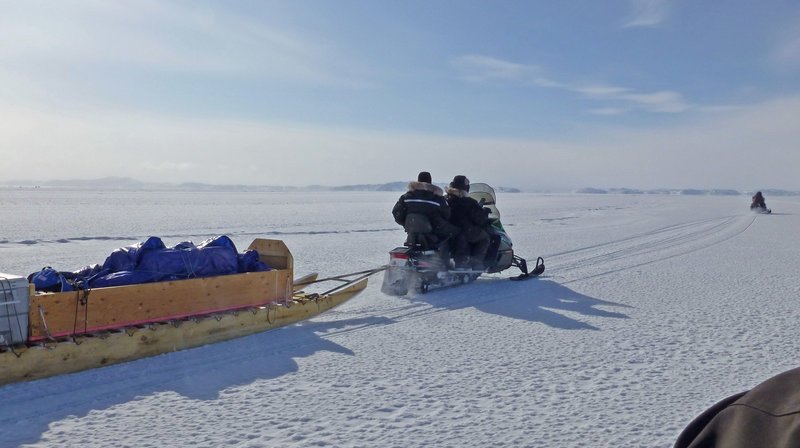 Dinos Tikivik arbeitet seit 28 Jahren im Strafvollzug, in Iqaluit, der Hauptstadt Nunavuts ist er verantwortlich für alternative Wohnungen und Camps. Das On-the-land-Programm hat er eingeführt. – Bild: SWR/​ZED