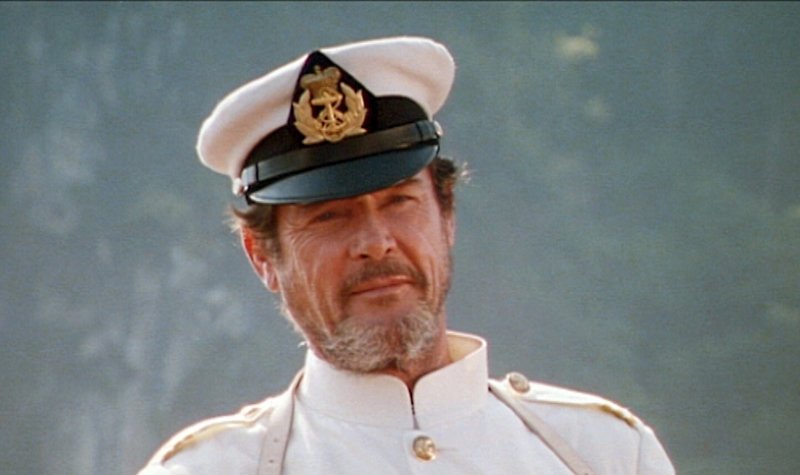 Lord Dobbs (Roger Moore) ist der Kapitän des Frachters, auf dem Christ DuBois als blinder Passagier unterwegs ist.. – Bild: RTL Zwei
