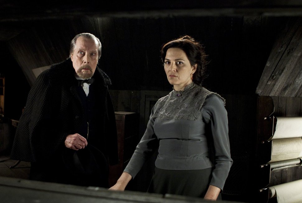 Der Neurologe Dr. Meissner (Jack Taylor) und die Geschäftsfrau Lucille Prevert (Martina Gedeck) planen eine heimtückische Intrige. – Bild: ARD Degeto / SquareOne / Jorge Alvarino