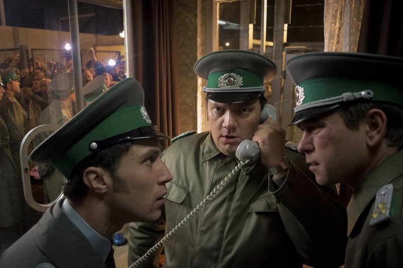 Harald Schäfer (Charly Hübner) erwartet einen Befehl am Telefon, Axel Hoffmann (Ludwig Trepte) und Jürgen Wiese (Peter Schneider) diskutieren das weitere Vorgehen. – Bild: MDR/​UFA FICTION/​Nik Konietzny