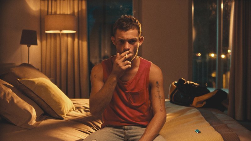 Jonas (Félix Maritaud) weiß nicht wohin und nimmt sich ein Zimmer in einem teuren Hotel. – Bild: ECDL