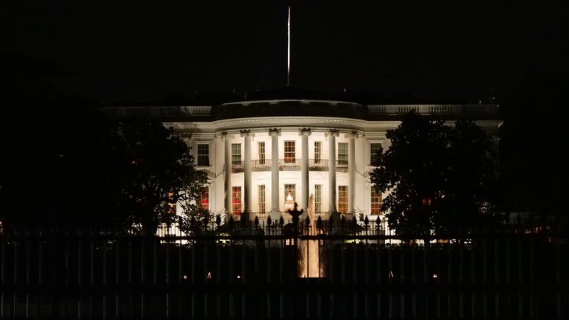 Brisantes Telefonat im Oval Office: Hat Präsident Trump versucht, die Ukraine zu erpressen, damit sie ihm Munition für seinen Wahlkampf gegen Joe Biden liefert? – Bild: ZDF und botravail/François Chayé. Brisantes Telefonat im Oval Office: Hat Präsident Trump versucht, die Ukraine zu erpressen, damit sie ihm Munition für seinen Wahlkampf gegen Joe Biden liefert? – Bild: ZDF und botravail/François Chayé.