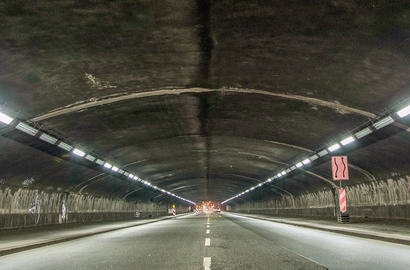 Die Besucher der Loveparade 2010 mussten durch diesen Tunnel. In seiner Mitte schwenkte eine Rampe ab, auf der es zur Massenpanik kam. – Bild: Phoenix Die Besucher der Loveparade 2010 mussten durch diesen Tunnel. In seiner Mitte schwenkte eine Rampe ab, auf der es zur Massenpanik kam. – Bild: Phoenix