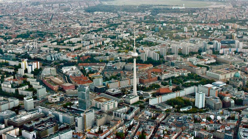 Wie sah Berlin aus der Luft vor 1989 aus? Und wie sieht die Stadt heute von oben aus? Einmalige Flugaufnahmen aus der Zeit vor dem Mauerfall sowie spektakuläre Luftaufnahmen von heute ergeben diese spannende Zeitreise. – Luftaufnahme aus dem Jahr 2019: Blick auf den Alexanderplatz – Bild: phoenix/rbb/Dieter Goerke/Wieduwilt Film & TV Wie sah Berlin aus der Luft vor 1989 aus? Und wie sieht die Stadt heute von oben aus? Einmalige Flugaufnahmen aus der Zeit vor dem Mauerfall sowie spektakuläre Luftaufnahmen von heute ergeben diese spannende Zeitreise. – Luftaufnahme aus dem Jahr 2019: Blick auf den Alexanderplatz – Bild: phoenix/rbb/Dieter Goerke/Wieduwilt Film & TV