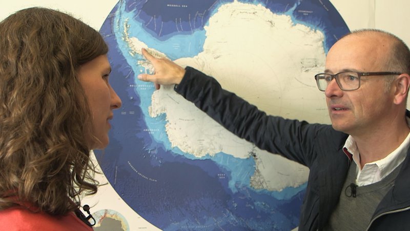 Auch in der Antarktis sind die Meeresbiologen unterwegs. Luisa Federwisch vom Alfred-Wegener-Institut für Polar- und Meeresforschung (AWI) in Bremerhaven war gerade mit dem Forschungsschiff „Polarstern“ auf einer Expedition in der Antarktis. Rechts: Karsten Schwanke. – Bild: ZDF und BR/Maximilian Schecker. Auch in der Antarktis sind die Meeresbiologen unterwegs. Luisa Federwisch vom Alfred-Wegener-Institut für Polar- und Meeresforschung (AWI) in Bremerhaven war gerade mit dem Forschungsschiff „Polarstern“ auf einer Expedition in der Antarktis. Rechts: Karsten Schwanke. – Bild: ZDF und BR/Maximilian Schecker.