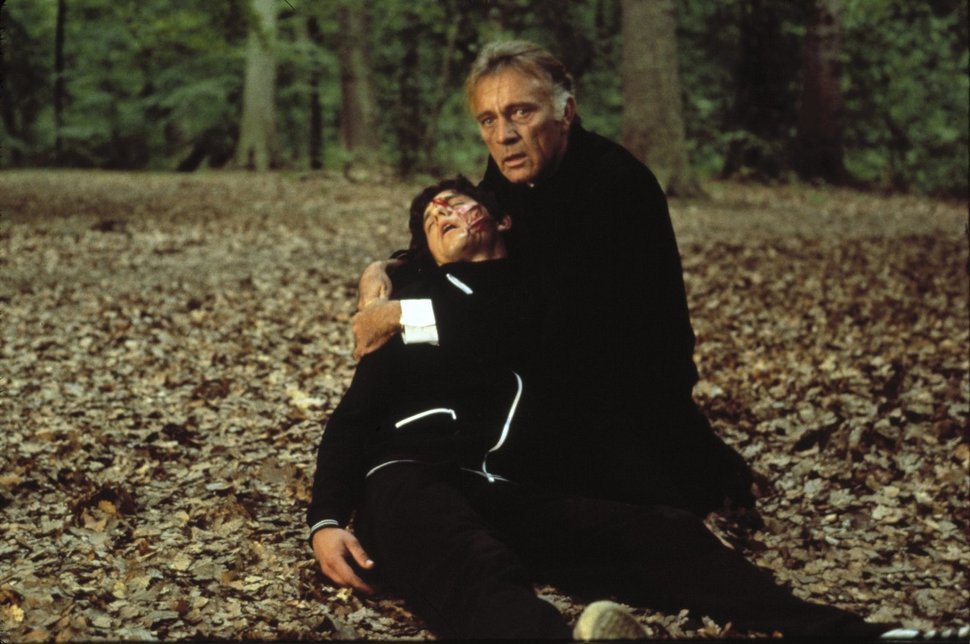 Benjie (Dominic Guard, l.); Pater Goddard (Richard Burton, r.) – Bild: 1988 Orion Pictures Corporation. All Rights Reserved. Lizenzbild frei Benjie (Dominic Guard, l.); Pater Goddard (Richard Burton, r.) – Bild: 1988 Orion Pictures Corporation. All Rights Reserved. Lizenzbild frei