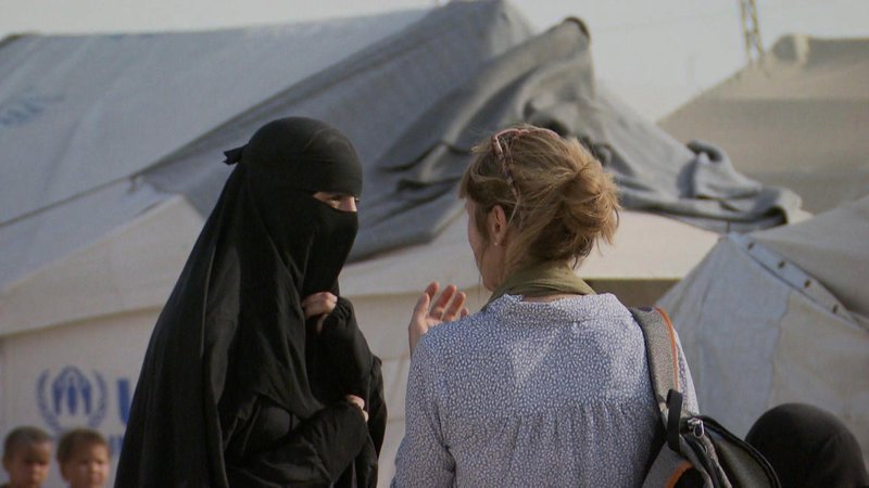 Zwei Reporterinnen von Temps Present reisten nach Syrien auf der Suche nach Schweizer Bürgern, die ISIS-Sirenen nachgegeben haben. Frauen und Jugendliche liefern unveröffentlichte Berichte über das Leben im Kalifat, während ein Waadtländer die Misshandlung anprangert, der er ausgesetzt ist. In Lausanne sagt seine Familie zum ersten Mal aus. Diese Zeugen gehören zu den 11.000 ausländischen Kämpfern, Frauen und Kindern von Daesh, die in Gefängnissen und Lagern der Kurden im Nordosten Syriens inhaftiert sind. Während ihre Familien und lokalen Behörden ihre Rückführung fordern, legen europäische Staaten, einschließlich der Schweiz, den Rücken an die Wand. – Bild: ZDF und SRF/​RTS/​capture écran.