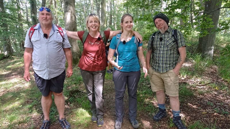 hr-fernsehen ERLEBNIS HESSEN: UNTERWEGS AUF DEM DIEMELSTEIG (1), Zweiteilige Sendereihe von Sabine Guth, am Dienstag (20.08.19) um 20:15 Uhr. (v.l.n.r.).: Unterwegs auf dem Diemelsteig: Horst Bartel, Ingrid Wilkens, Lena Baumgarte, Daniel von Trausnitz. © HR/​Sabine Guth, honorarfrei – Verwendung gemäß der AGB im engen inhaltlichen, redaktionellen Zusammenhang mit genannter HR-Sendung bei Nennung „Bild: HR/​Sabine Guth“ (S2). HR/​Pressestelle, Tel: 069/​155⁠–⁠4954, Fax: -3005 – Bild: HR/​Sabine Guth /​ HR/​Pressestelle