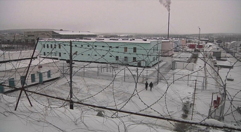 N24-Korrespondent Christoph Wanner besuchte nicht nur die Stadt Beslan und seine Einwohner, sondern seine Reise führte ihn darüber hinaus in den Unruheherd Nordkaukasus und in das Gefängnis „Polarnaja Sowa“, zu Deutsch „Polareule“, in Nordsibirien. – Bild: N24 Doku