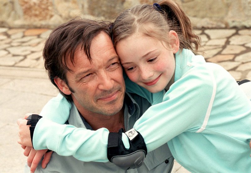 Der engagierte Journalist Klaus Berger (Michael Roll) und seine aufgeweckte Tochter Anna (Maria Ehrich) sind ein Herz und eine Seele. – Bild: HR/​Degeto/​Britta Krehl