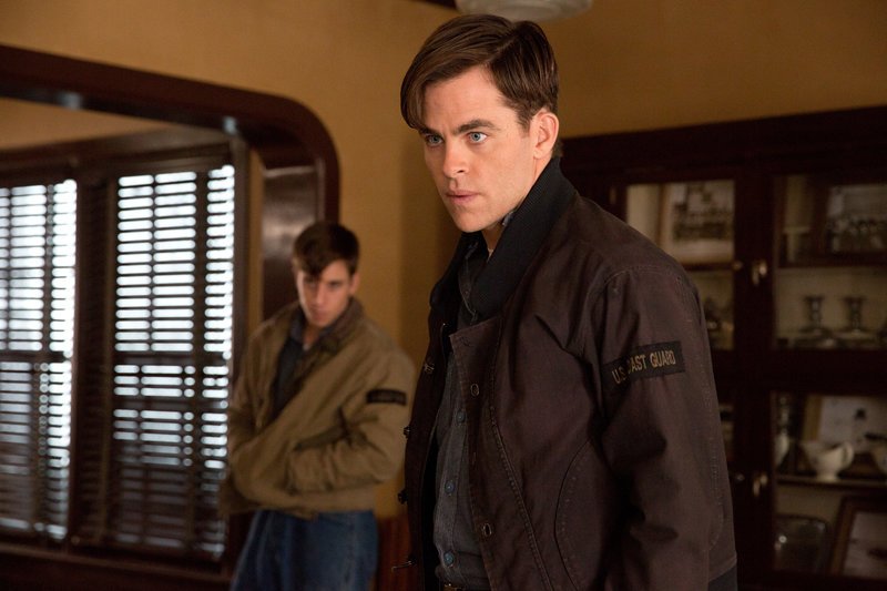 Chris PIne is Bernie Webber and Beau Knapp is Mel Gouthro in Disney’s THE FINEST HOURS, a heroic action-thirller based on the extraordinary true story of the most daring rescue in the history of the Coast Guard. – Bild: Disney Enterprises, Inc. All Rights Reserved.