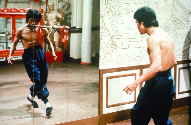 Kampfkunstmeister Lee (Bruce Lee) ist einer der besten Kämpfer, die jemals im Shaolin-Stil ausgebildet wurden. Aus diesem Grund wird er von dem Geheimagenten Braithwaite aufgesucht, der ihn bittet, bei der Zerschlagung eines Rings von Drogen- und Mädchenhändlern mitzuhelfen. – Bild: RTL Zwei