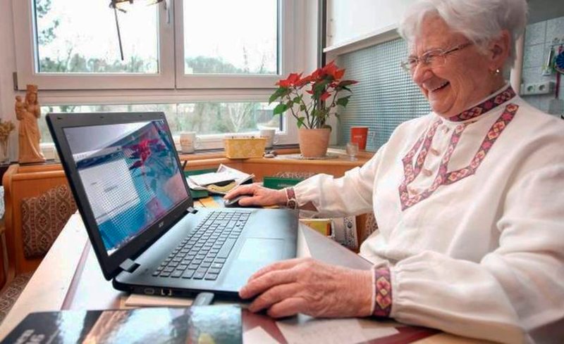Arbeits-Plauder-Kuscheleck: Lore Hübner surft an ihrem Lieblingsplätzchen in ihrer Wohnung auch mal im Internet. – Bild: SWR/Michael Bahr Arbeits-Plauder-Kuscheleck: Lore Hübner surft an ihrem Lieblingsplätzchen in ihrer Wohnung auch mal im Internet. – Bild: SWR/Michael Bahr