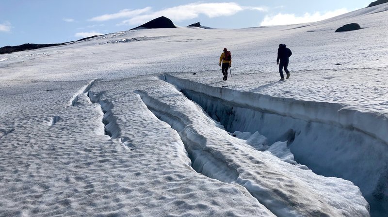 Gletscherspalte auf dem Snæfellsjöküll: Der Gletscher auf dem knapp 1500 Meter hohen Vulkan könnte schon in 30 Jahren verschwunden sein. – Bild: phoenix/​NDR/​Christian Stichler
