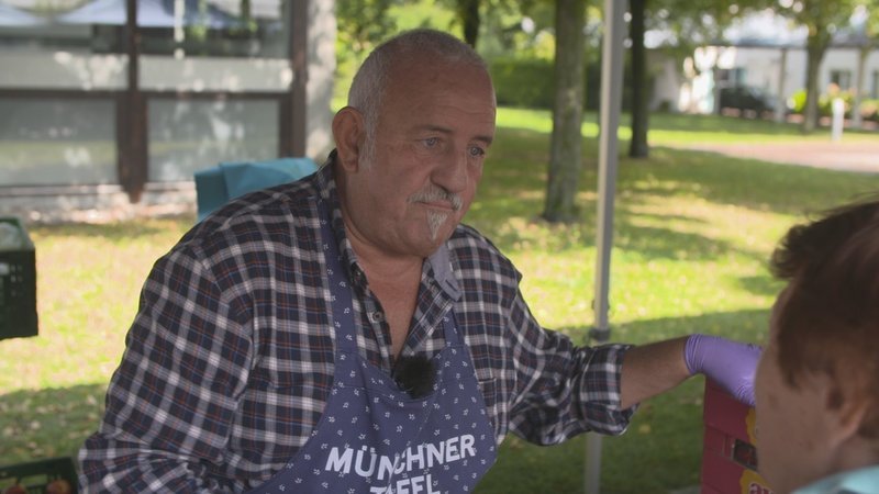 Harald Ulrich – Der ehrenamtliche Tafel-Mitarbeiter beklagt, dass immer mehr Menschen auf Tafeln angewiesen sind. – Bild: ZDF und Matthias Barth.