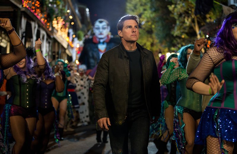 Auf der Suche nach der Wahrheit stößt Jack Reacher (Tom Cruise) gleich auf mehrere Feinde … – Bild: Puls 4
