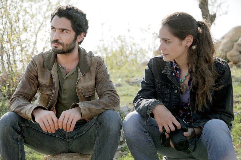Ramo (Ismail Zagros) begleitet Mira (Manon Pfrunder) nicht nur als Fahrer, sondern übersetzt auch jegliche Hinweise der kurdischen Dorfbewohner, die Miras Vater gekannt haben. – Bild: ARTE/​SSR /​ © Frame Film Bern