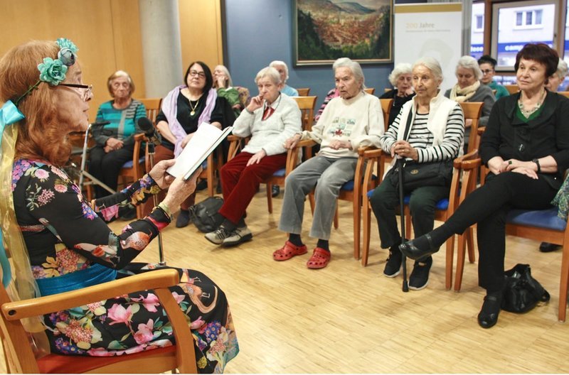 Eva Lang liest ehrenamtlich vor. – Bild: SWR