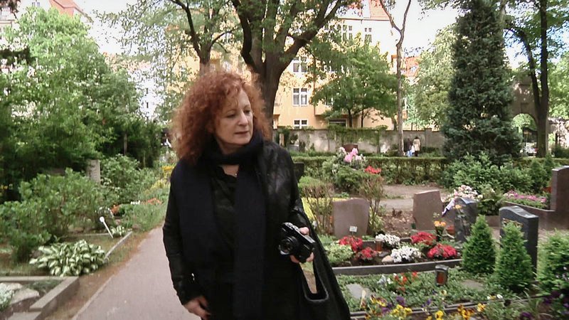 Nan Goldin besucht das Grab von Marlene Dietrich auf dem Städtischen Friedhof Stubenrauchstraße in Berlin. – Bild: ZDF / © S. Lidl/Medea Film Nan Goldin besucht das Grab von Marlene Dietrich auf dem Städtischen Friedhof Stubenrauchstraße in Berlin. – Bild: ZDF / © S. Lidl/Medea Film