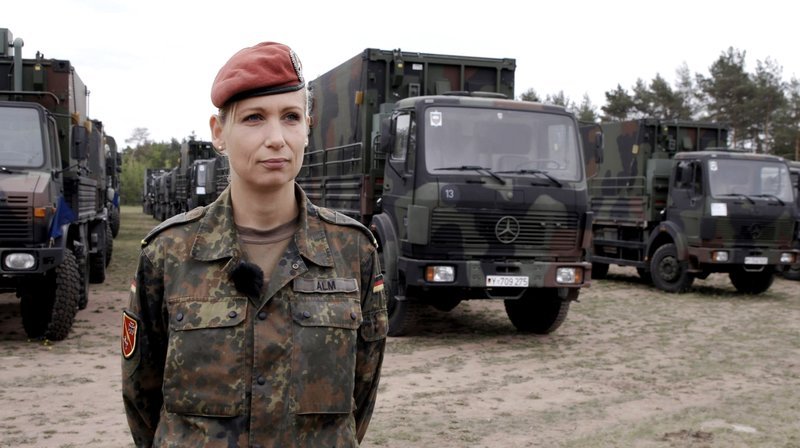 Major Marja Alm, Kompaniechef der Stabs- und Fernmeldekompanie der Panzerlehrbrigade 9. – Bild: phoenix/ZDF/Nick Golüke Major Marja Alm, Kompaniechef der Stabs- und Fernmeldekompanie der Panzerlehrbrigade 9. – Bild: phoenix/ZDF/Nick Golüke