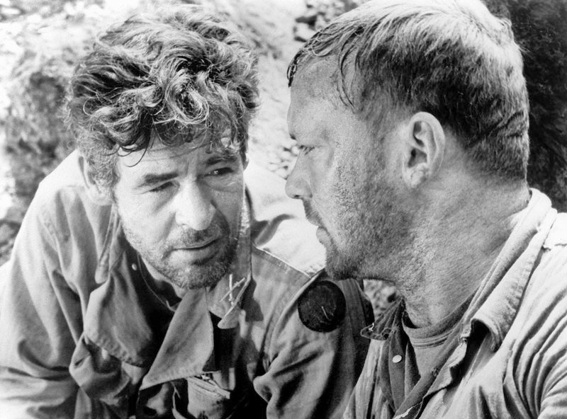 Sergeant Montana (Aldo Ray) und Leutnant Benson (Robert Ryan, li.) beraten ihr weiteres Vorgehen in einer kritischen Situation. – Bild: MDR/​HR/​WDR/​DMS