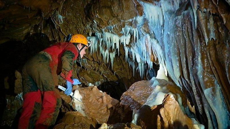 Tatort Westerwald: Hessens größtes Höhlensystem, die Tropfsteinhöhle bei Breitscheid, wurde von Einbrechern geplündert. – Bild: HR