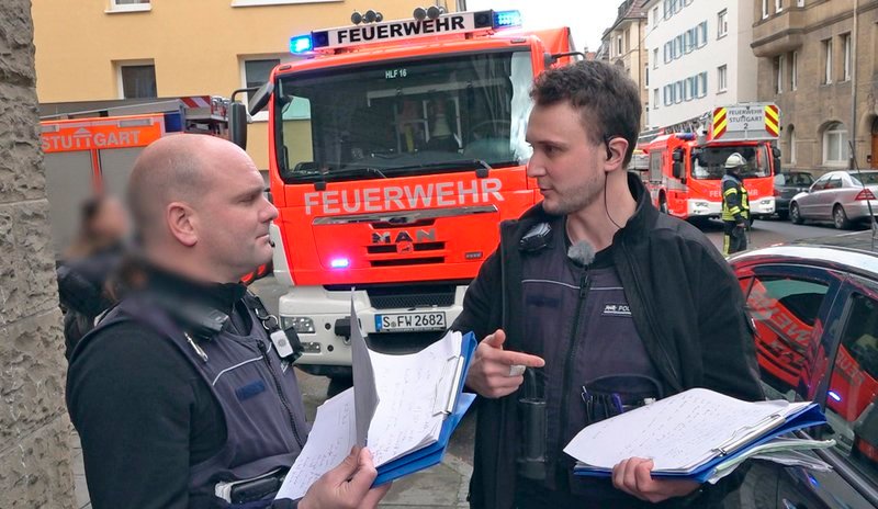 Brandstiftung ja oder nein? Erste Tatort-Recherche von Kommissar Daniel Voigt (rechts). – Bild: SWR/​Günther Henel