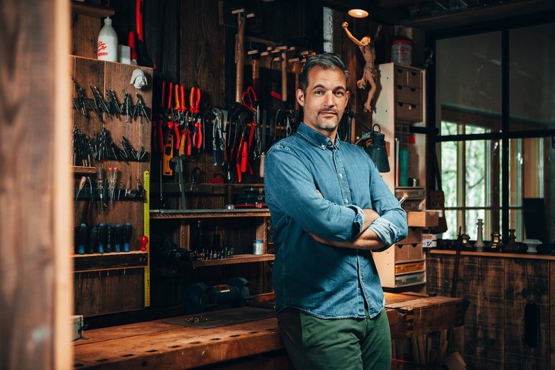 Moderator Florian Wagner baut seit Jahren Möbelstücke und andere originelle und nützliche Gegenstände aus Naturmaterialien. Sein Wissen rund ums Heimwerken will er weitergeben. An seine Gäste. Und jeden, der beim Zuschauen Lust auf DIY bekommt. „Beim Wagner“ findet nicht in einem Fernsehstudio statt, sondern ganz privat bei BR Moderator Florian Wagner daheim. An seinem Küchentisch. Vor allem aber in seiner Werkstatt. Dazu lädt Florian Wagner in der ersten Folge von „Beim Wagner“ Schauspielerin, Kabarettistin und „Mama Bavaria“, Luise Kinseher, ein. – Bild: BR/Gebrüder Ungehobelt Mediamanufaktur/Sandra Steh Moderator Florian Wagner baut seit Jahren Möbelstücke und andere originelle und nützliche Gegenstände aus Naturmaterialien. Sein Wissen rund ums Heimwerken will er weitergeben. An seine Gäste. Und jeden, der beim Zuschauen Lust auf DIY bekommt. „Beim Wagner“ findet nicht in einem Fernsehstudio statt, sondern ganz privat bei BR Moderator Florian Wagner daheim. An seinem Küchentisch. Vor allem aber in seiner Werkstatt. Dazu lädt Florian Wagner in der ersten Folge von „Beim Wagner“ Schauspielerin, Kabarettistin und „Mama Bavaria“, Luise Kinseher, ein. – Bild: BR/Gebrüder Ungehobelt Mediamanufaktur/Sandra Steh