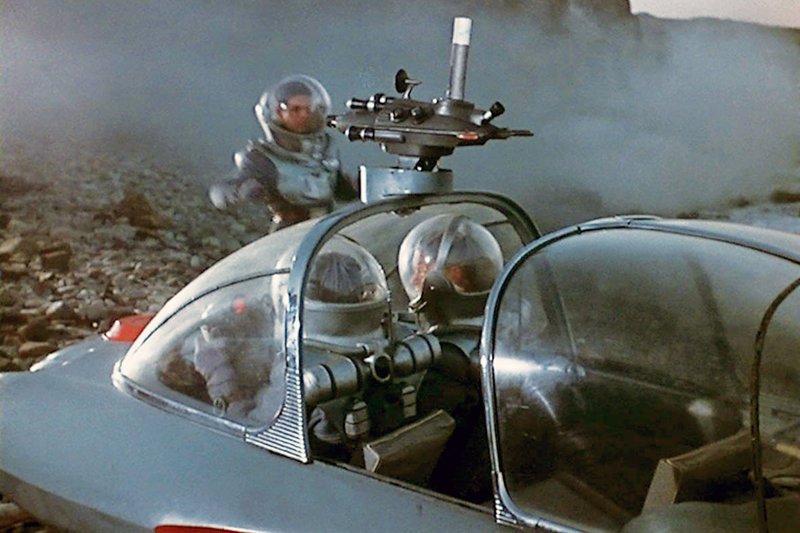 Auf der Suche nach ihren Kollegen bewältigen die Kosmonauten steiniges Terrain. Werden sie sie finden? – Bild: ARD /​ © 1962 Leningrad Popular Science Film Studio