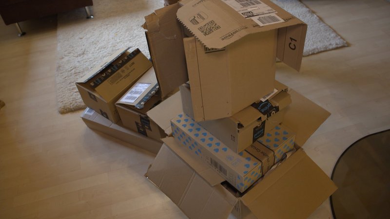Bei „Heavy Usern“ sammeln sich in einer Woche jede Menge Kartons von den Amazon-Bestellungen an. – Bild: ZDF und Jürgen Heck Bei „Heavy Usern“ sammeln sich in einer Woche jede Menge Kartons von den Amazon-Bestellungen an. – Bild: ZDF und Jürgen Heck