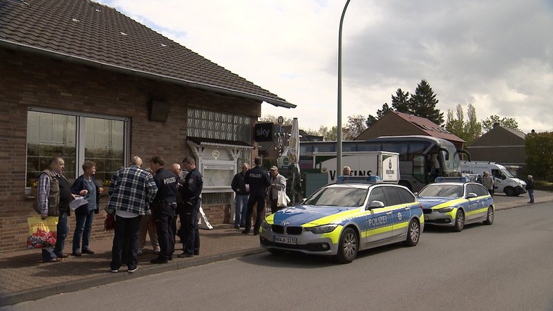 Ende einer Kaffeefahrt: Die nicht angemeldete und genehmigte Verkaufsveranstaltung in einer Gaststätte ist illegal und wird von der Polizei aufgelöst. – Bild: ZDF und Rainer Friedrich