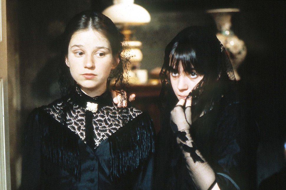 Die Schwestern Mathias (Anja Jaenicke, rechts) und Gervaise (Lena Stolze). – Bild: BR / Filmverlag der Autoren / Hermann Schulz