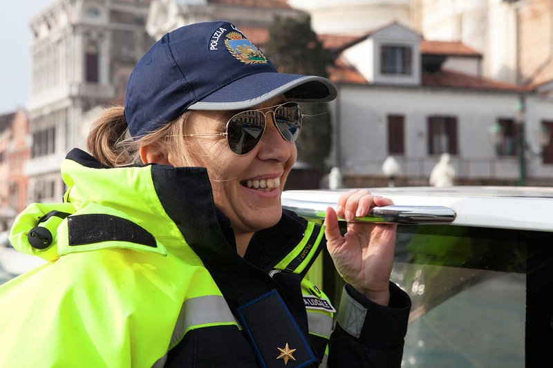 Die Polizistin Lorenza Mariutti liebt ihren Job auf den Wasserstraßen von Venedig, besonders jetzt im Winter, wenn wenig los ist. – Bild: ARTE   /​ © Medienkontor/​Lutz Neumann