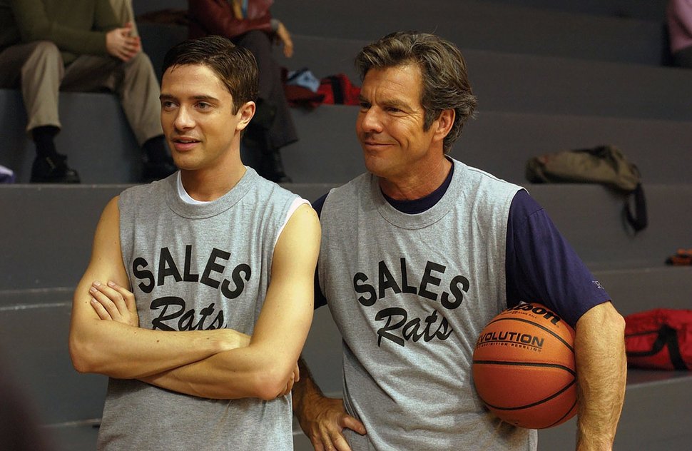 Der 51-jährige Dan Foreman bekommt mit Carter Duryea (Topher Grace) einen neuen Chef, der sowohl beruflich als auch privat sein Leben aufmischt. Carter ist deutlich jünger als Dan und macht ihm den Arbeitsalltag zu Hölle. Zudem verliebt er sich in Dans Tochter Alex. Diese entfernt sich daraufhin immer mehr von ihrem Vater. Als der erfährt, dass er auch noch entlassen werden soll, erhält er in der Krise unerwarteten Beistand. Trotz der ernsten Handlung gelingt Paul Weitz („About a Boy“) mit „Reine Chefsache“ eine erfrischende und zugleich provokative Filmkomödie. Der passende Soundtrack zum Film stammt vom irischen Kult-Songwriter Damien Rice, mit Songs von Peter Gabriel, Aretha Franklin sowie Iron and Wine. – Bild: Servus TV