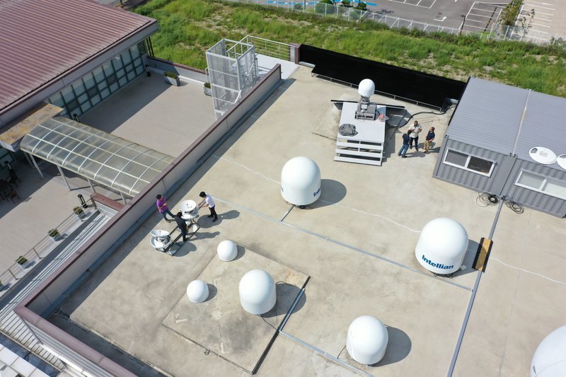 Dach der Satellitenstation von Intellian Technologies, Korea. – Bild: ZDF und Sven Kiesche.