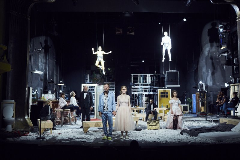 Die Theatertreffen-Jury feiert das Antiken-Event „Dionysos Stadt“ als eine „Wiederentdeckung der Geselligkeit in der Kunstì. – Bild: ZDF und M¸chner Kammerspiele/​Julian Baumann.